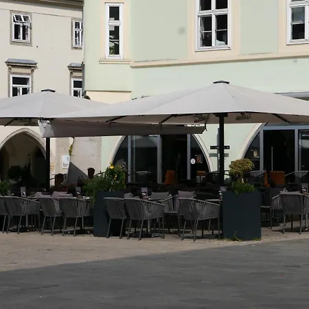 Ea-modernes Naehe Hauptplatz