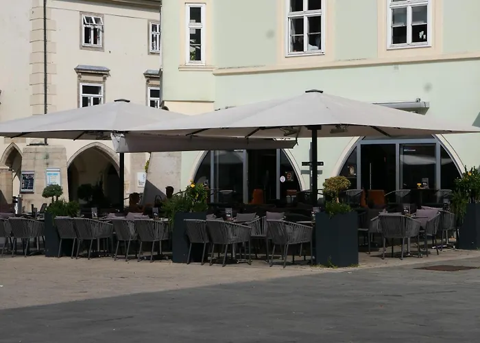 Ea-modernes Nähe Hauptplatz